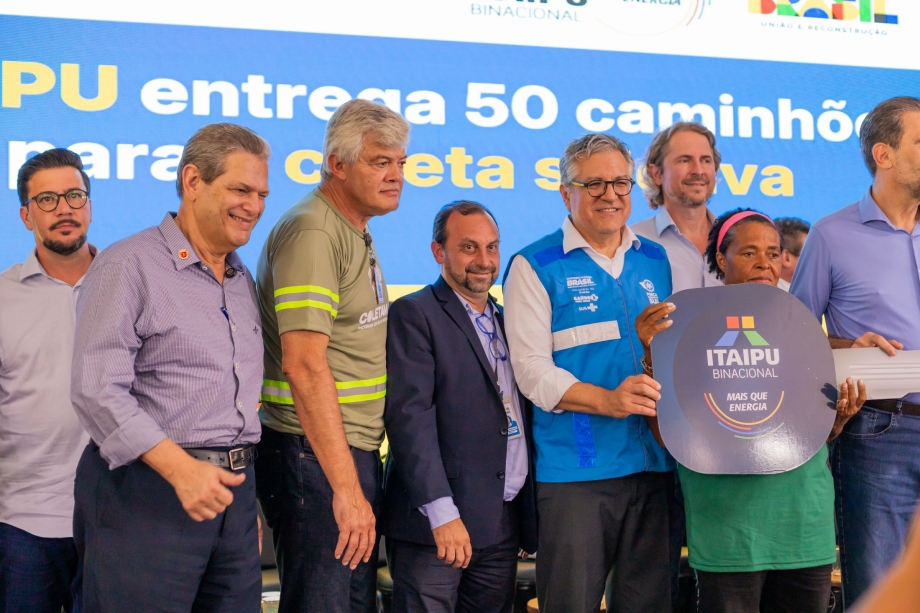 Cispar, Itaipu e Parquetec realizam evento de entrega de 50 caminhões de coleta seletiva