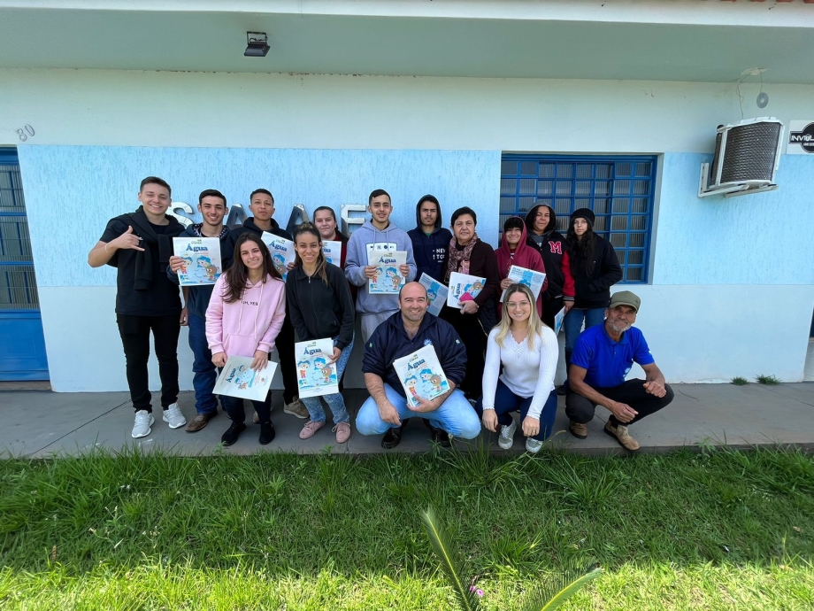 Alunos do ensino médio realizaram visita ao SAAE de Pitangueiras