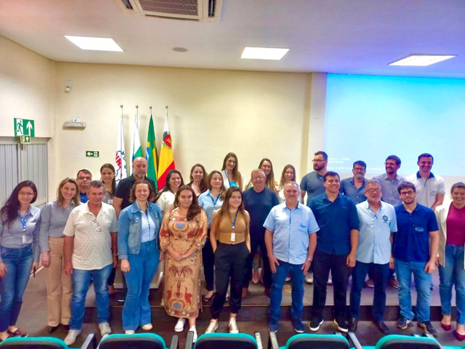 Cispar realiza mesa redonda com servidoras do IAT